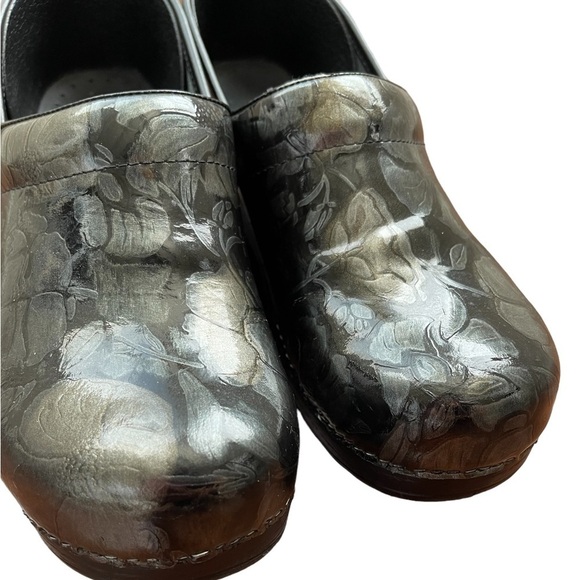 Dansko Clogs Pewter Floral Patent Womens 40 US 9.5-10 Black - Picture 3 of 5